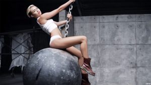Miley Cyrus Wrecking Ball recenzja teledysku
